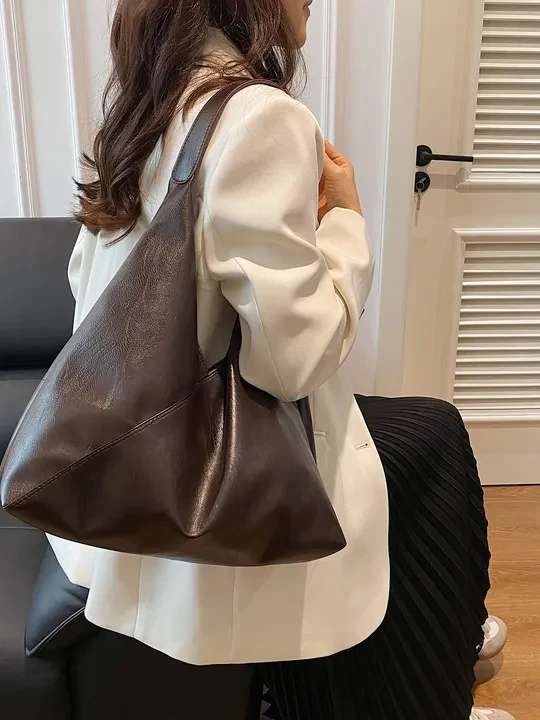 Lightweight Leather Shoulder Bag - Image 4