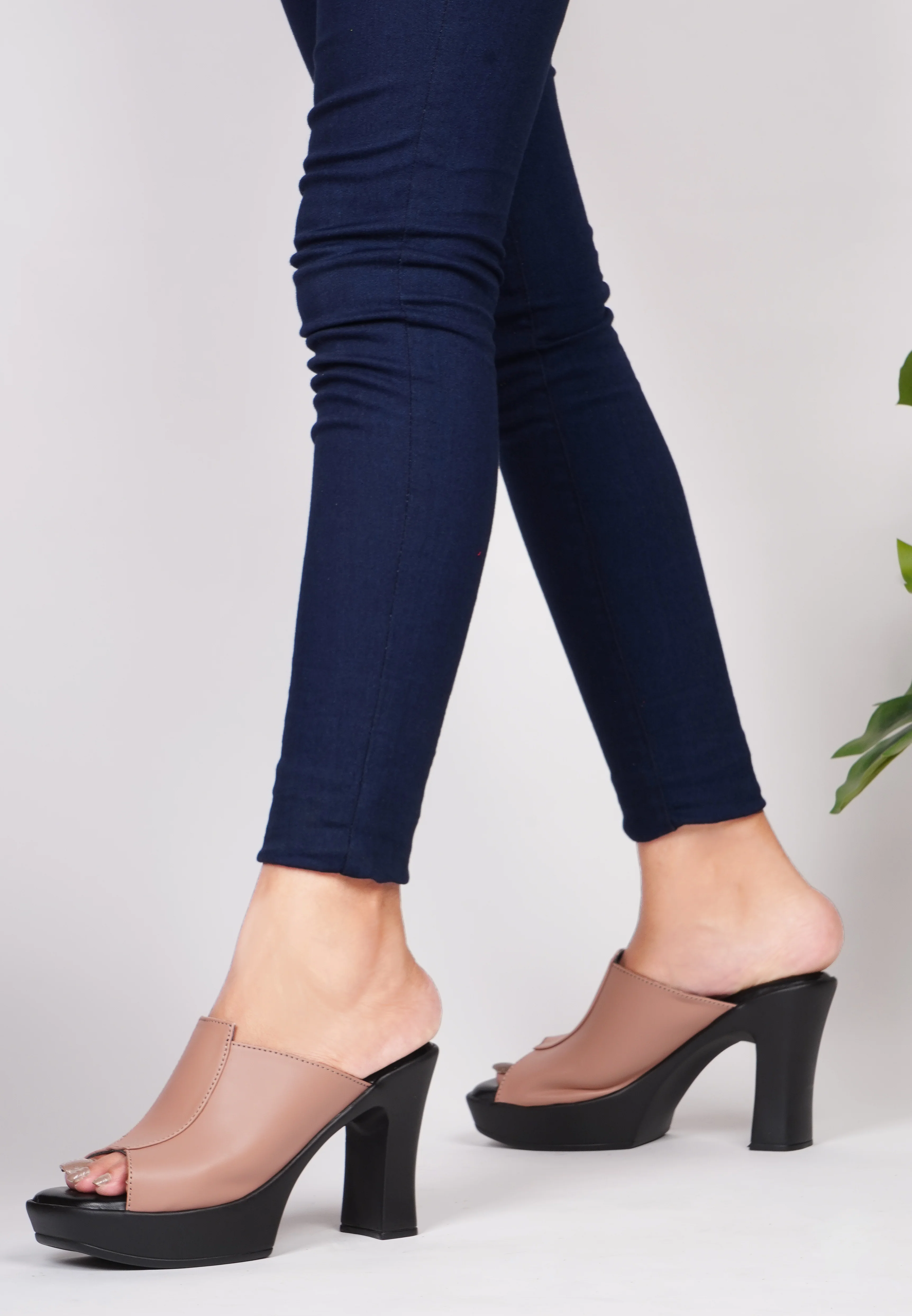 Open-Toe Chunky Heeled Sandals - Image 13