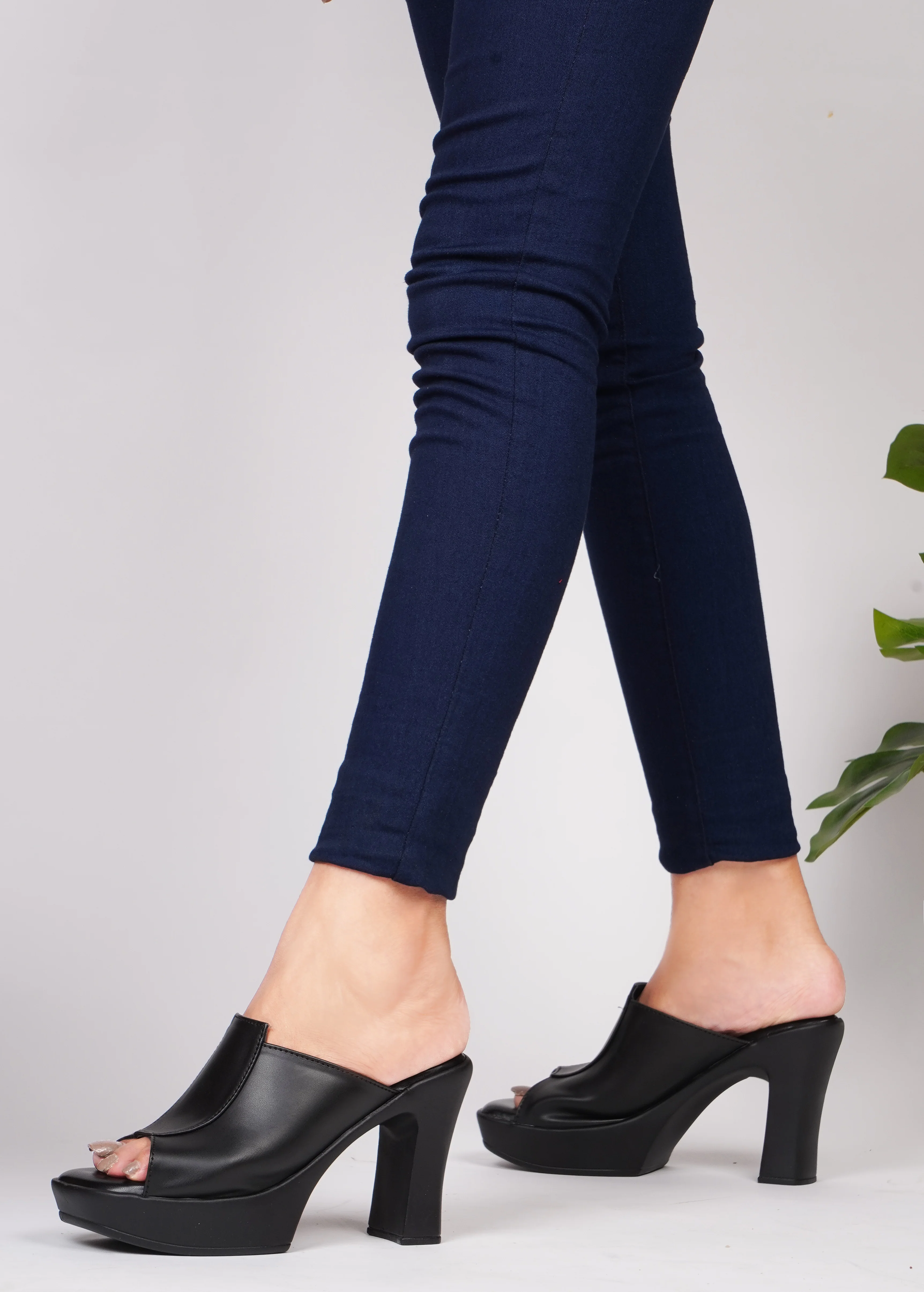 Open-Toe Chunky Heeled Sandals - Image 3