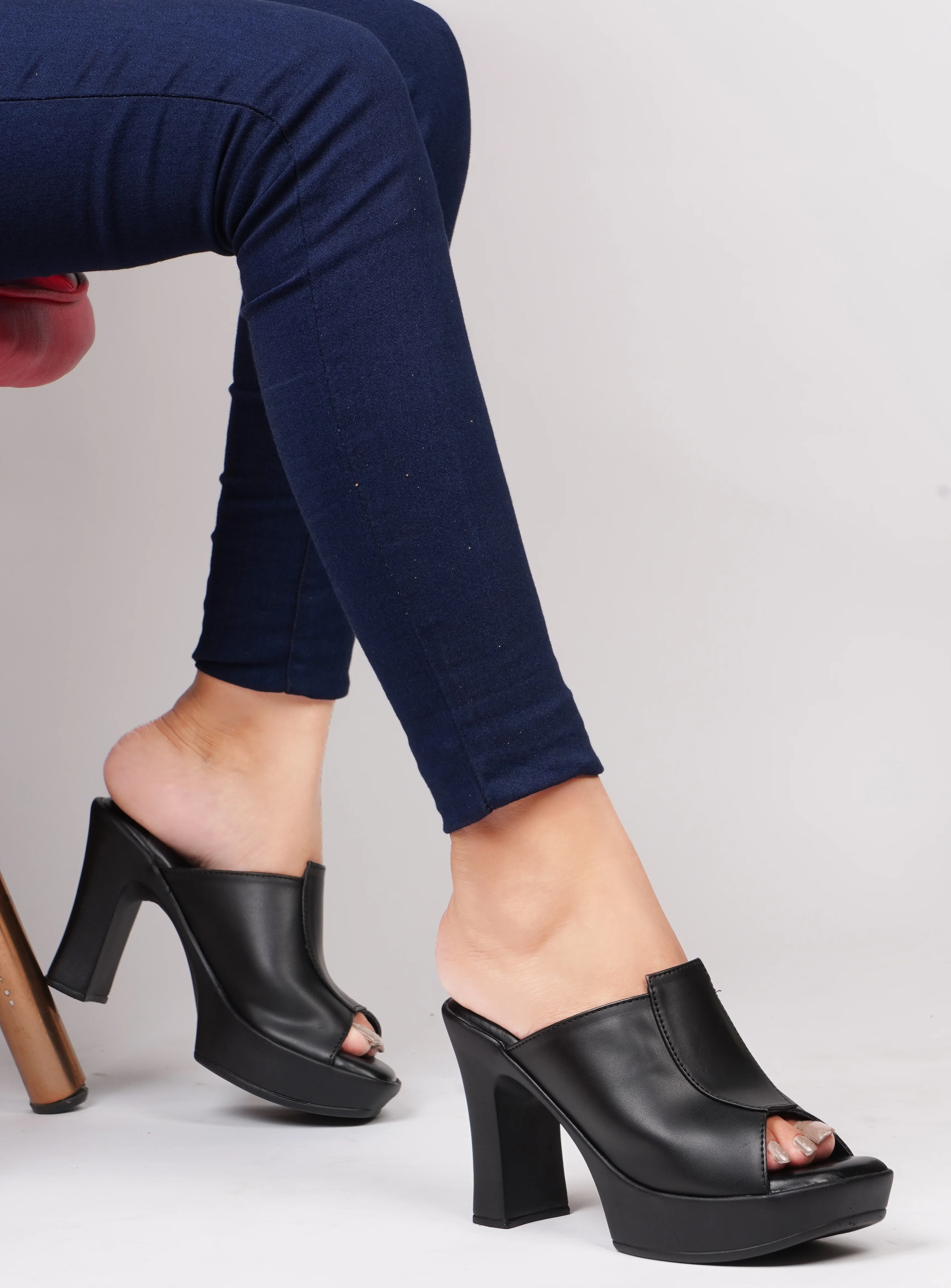 Open-Toe Chunky Heeled Sandals - Image 4