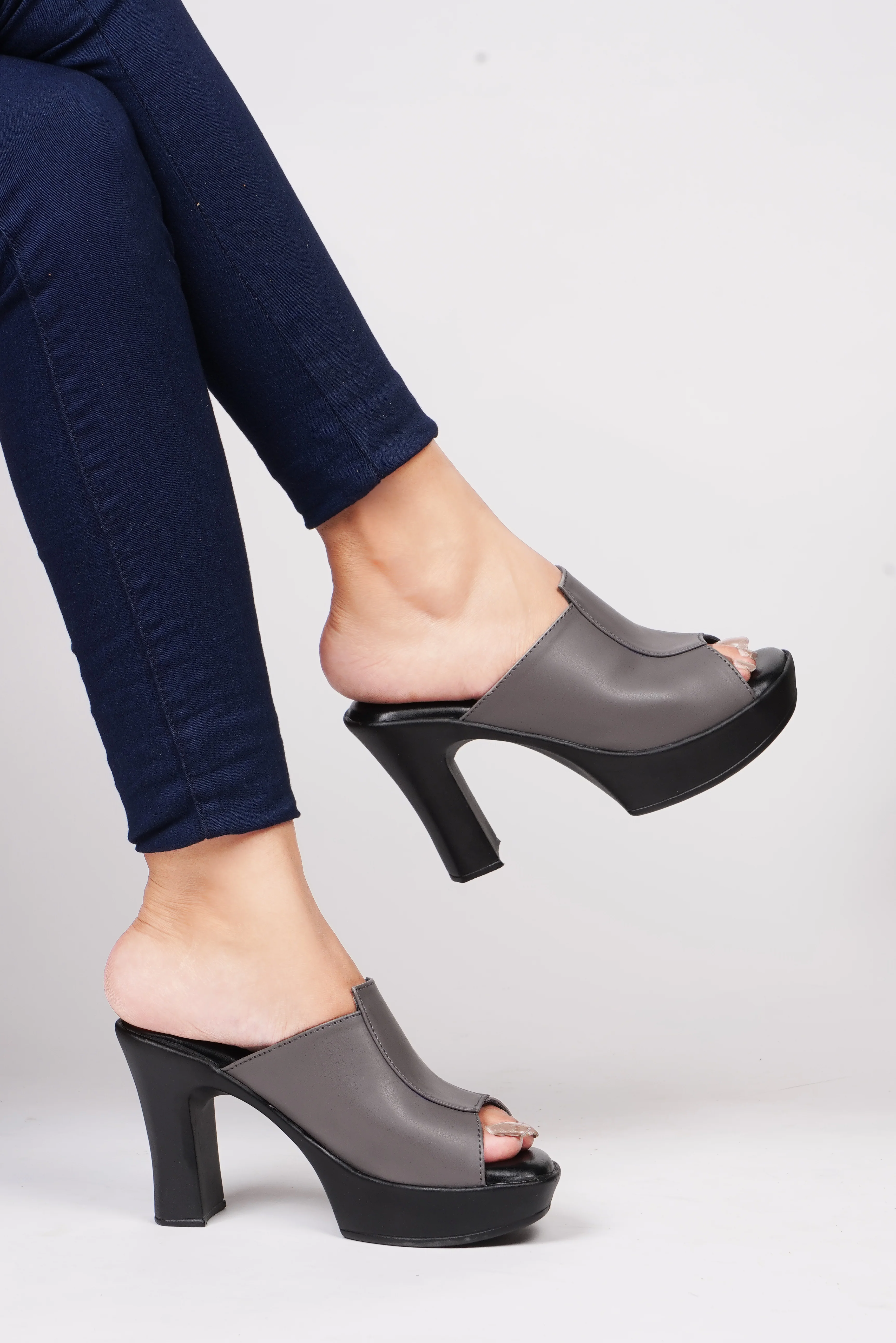 Open-Toe Chunky Heeled Sandals - Image 7