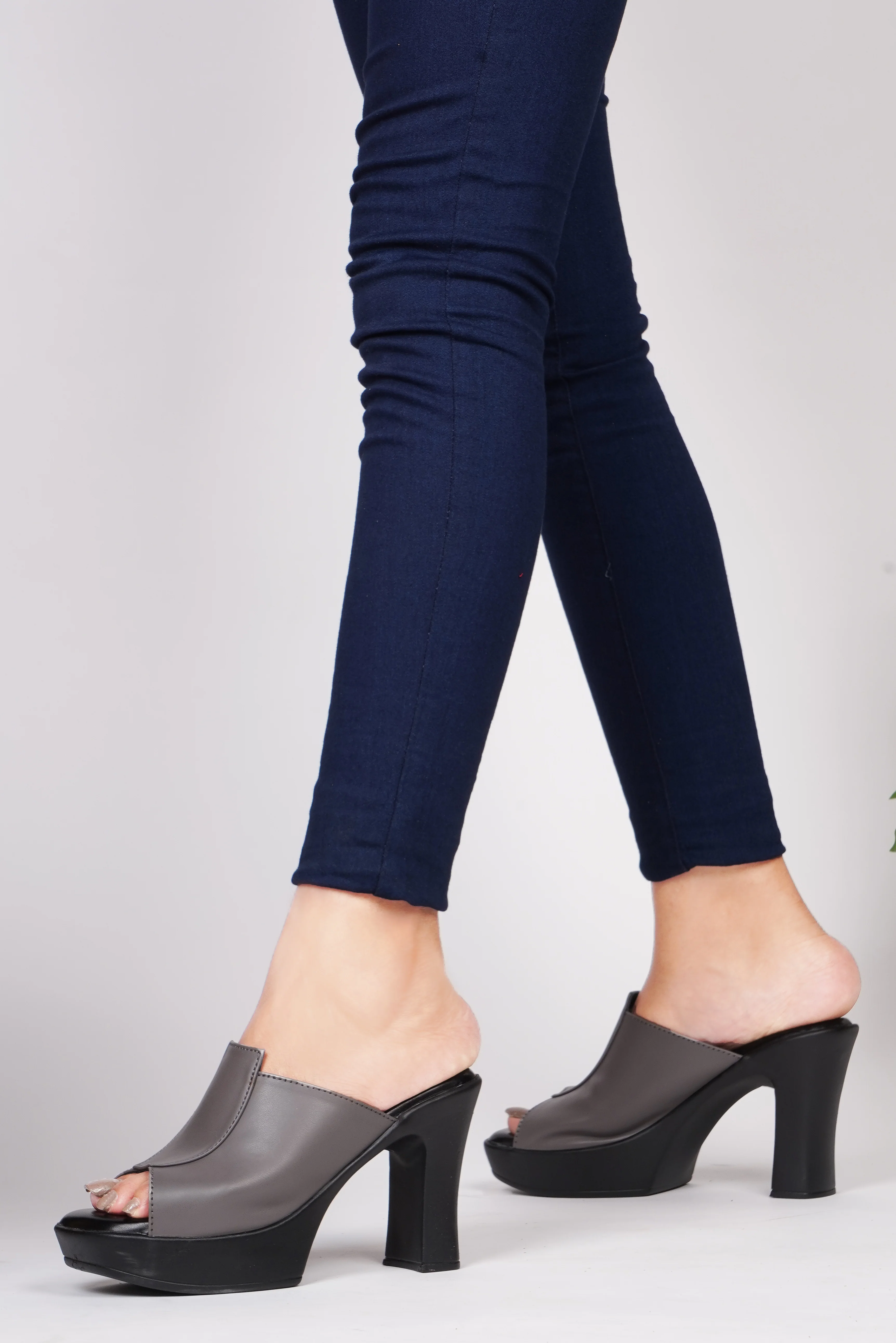 Open-Toe Chunky Heeled Sandals - Image 8